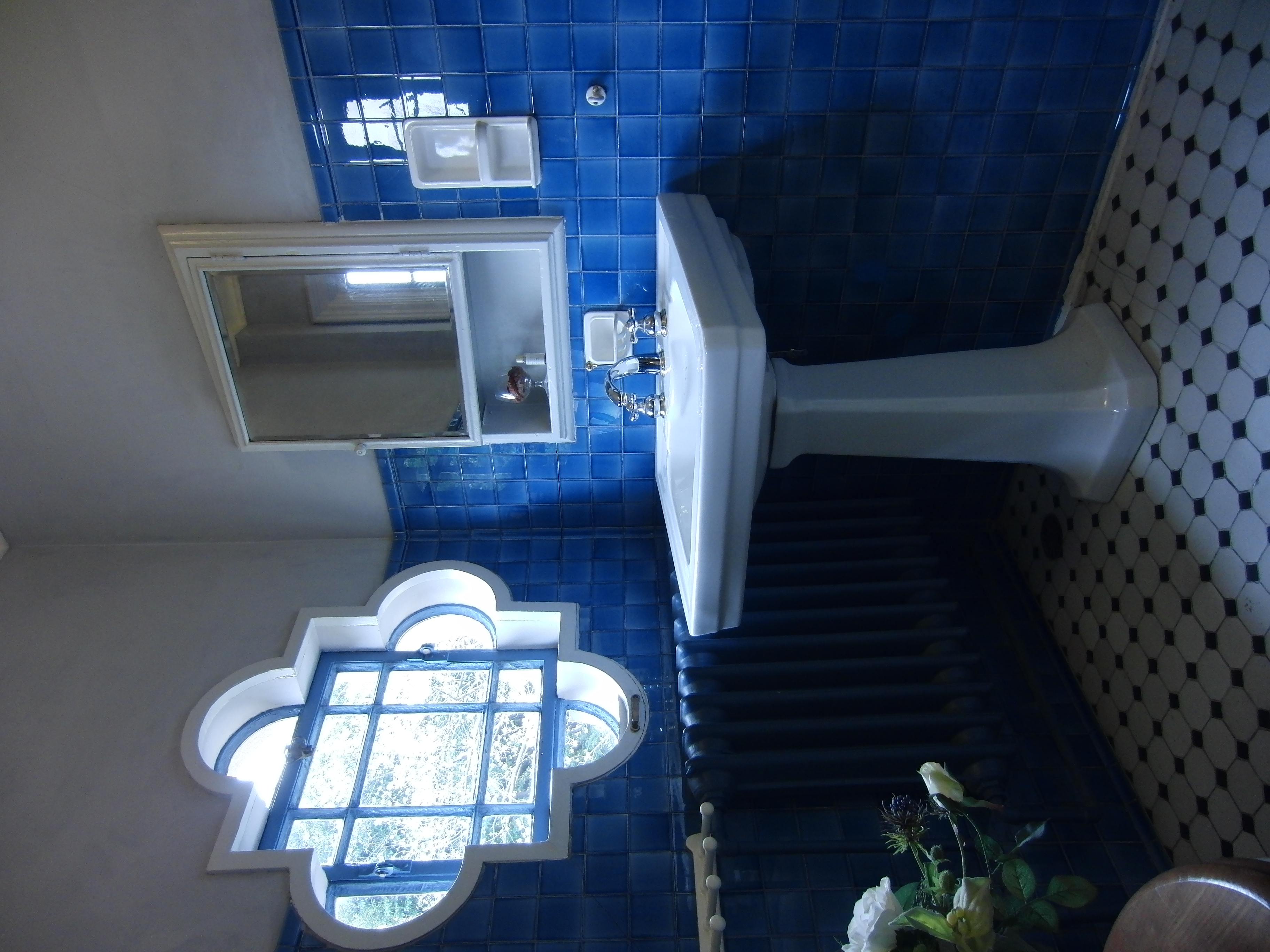 <b>ISO200<br>EX-FH100 / 約3.9MB / 2,736×3,648 / 1/30秒 / F3.2 / 0EV / WB:電球 / 4.3mm</b>