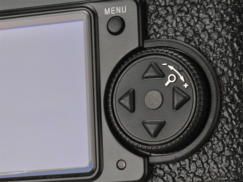 <b>十字キーの周りは電子ダイヤルになっており、再生時はこれを回すだけで拡大される</b>