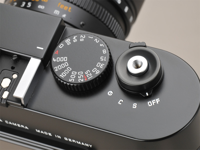 <b>カメラ上部の操作部材はシャッターダイヤルとシャッターボタン、電源スイッチ兼ドライブモードレバーだけ</b>