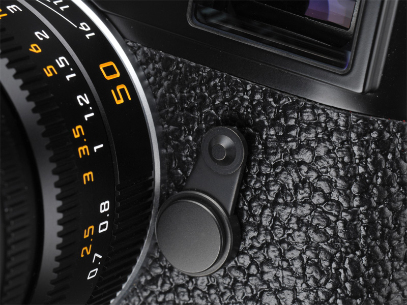 <b>ボディ正面、ファインダー対物窓下にあるのはファインダーフレームセレクターレバー。M型ライカではレンズを装着すると、それに対応するフレームが自動的に表示される仕組みだが、装着したレンズとは別のフレームを表示させたいときにはこのセレクターレバーを使用する。別の焦点距離のレンズへ交換するときなど、画角を事前に確認したいときに有効だ</b>