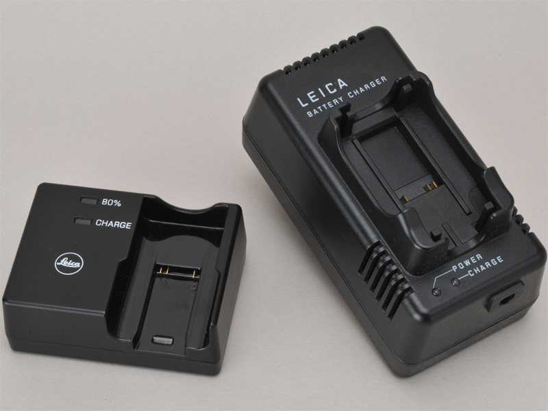 <b>右はM8に付属のチャージャー。左はM8.2、M9に付属のコンパクトチャージャー。小型化され、旅行にも持って行きやすくなった。ACだけでなくDC12/24Vにも対応しているので、クルマでも充電可能</b>