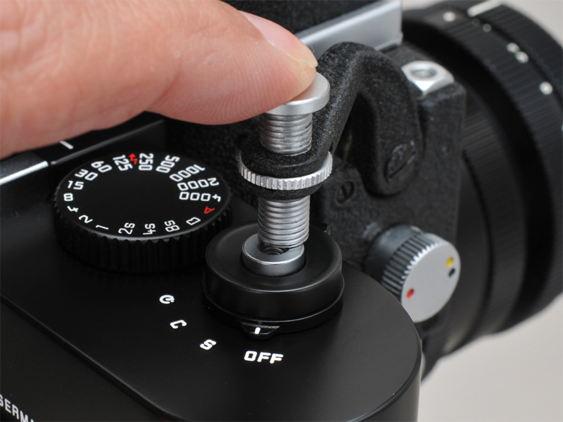 <b>ビゾフレックス3型側のシャッター連動レバーはご覧の通り数mmほどM9のシャッターボタンとズレが生じるが、実用上は問題なく連動する</b>