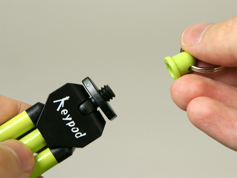 <b>キーリングの付いたキャップを取り外すとネジが現れる</b>