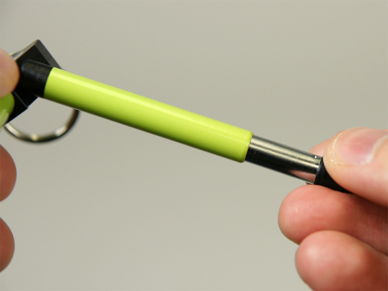 <b>足の伸縮は先端の石突きを引っ張って行なう。ロック機構はない</b>