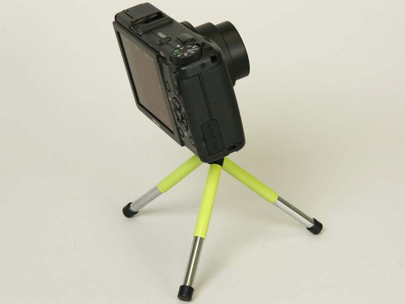 <b>オートパワーオフと共に倒れそうな例。足を置く位置にも気をつけたい</b>