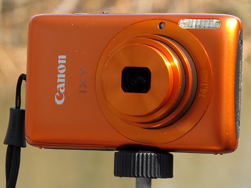 <b>IXY 400F。写真のオレンジ以外には、シルバー、ブラック、ピンクがある</b>