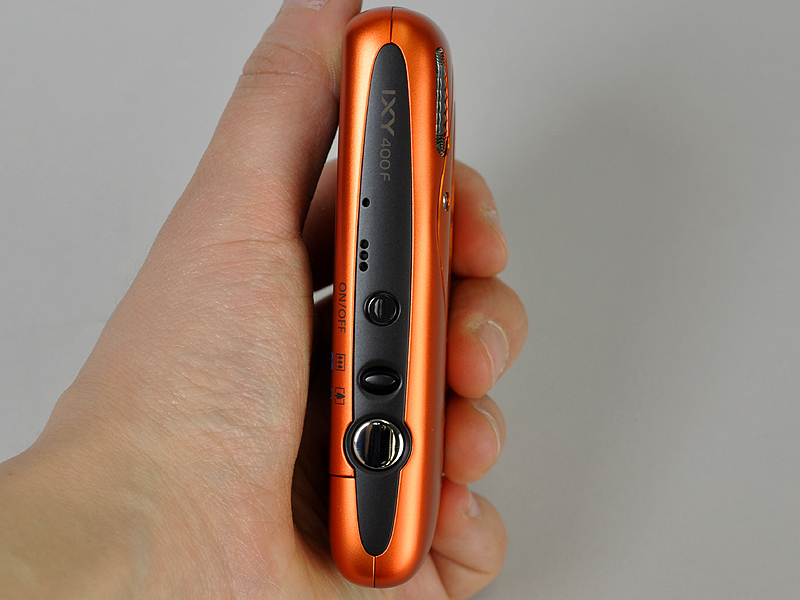 <b>厚さ17.8mmを実現。側面には楕円形の意匠を施してある</b>