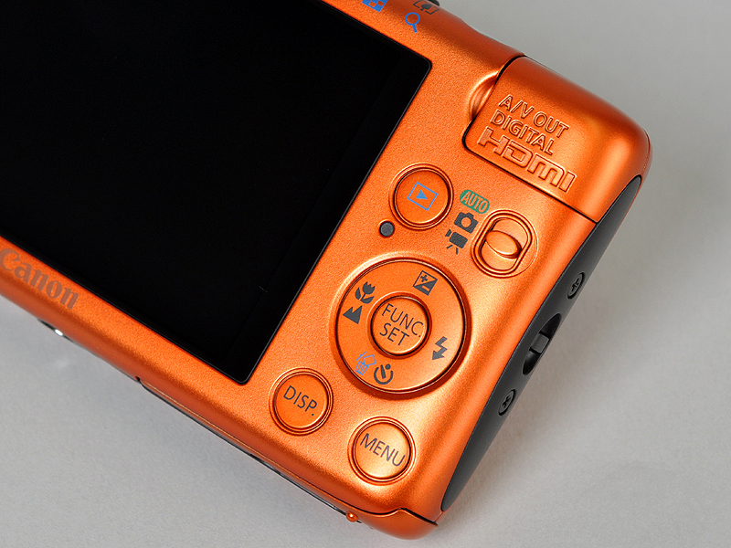 <b>ボタンもフラットだ</b>