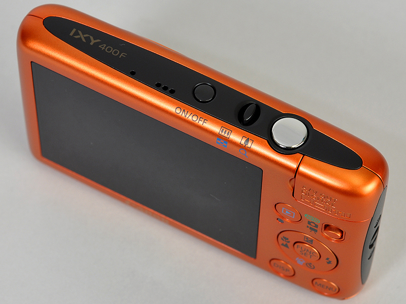 <b>従来シャッターボタンと同軸にあったズームレバーは、独立した。最初は使いにくいかと思ったが、慣れればそのようなことはなかった</b>