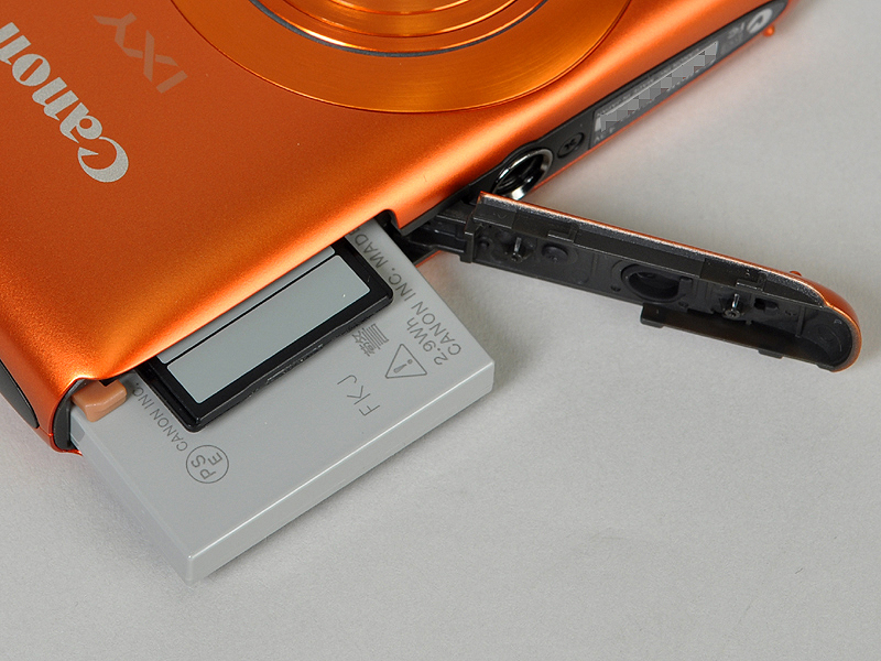 <b>バッテリーおよび記録メディアスロット</b>