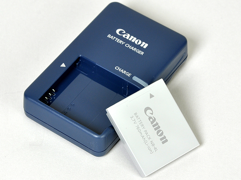 <b>付属の充電器とバッテリー</b>