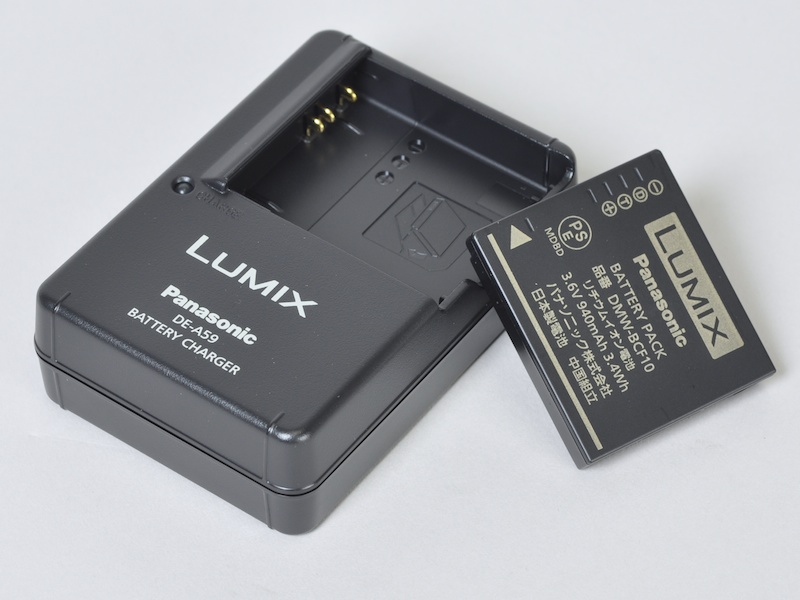 <b>記録メディアはSDXC/SDHC/SDメモリーカード。フル充電からの撮影可能コマ数は約380コマ</b>