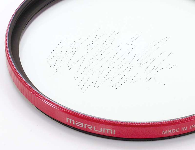 <b>マルチコートの従来製品（右）との比較。My Color Filter（左）油性マジックを弾く（マルミ提供）</b>