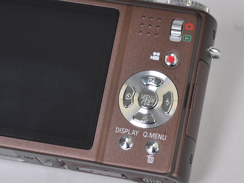 <b>主な操作はLUMIX共通。動画ボタンがついた</b>