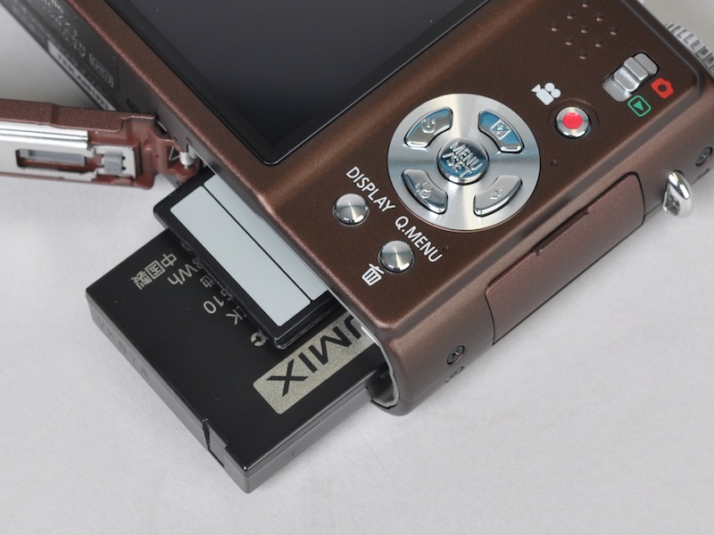 <b>新たにSDXCメモリーカードに対応（写真はSDHCメモリーカード）。バッテリーの撮影可能コマ数は約330コマ</b>