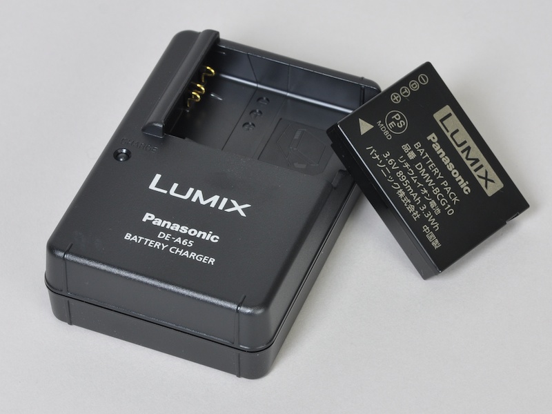 <b>新たにSDXCメモリーカードに対応（写真はSDHCメモリーカード）。バッテリーの撮影可能コマ数は約330コマ</b>