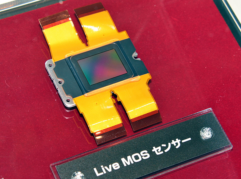<b>マイクロフォーサーズセンサー（写真はLUMIX DMC-G2の搭載品）</b>