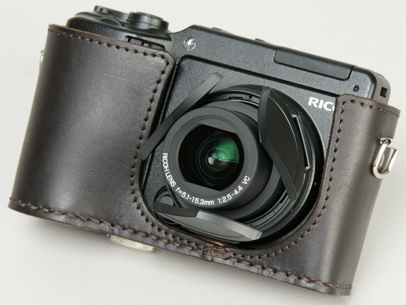 <b>カメラユニットのRICOH LENS S10 24-72mm F2.5-4.4 VCを装着時の使用例（背面カバーなし）</b>