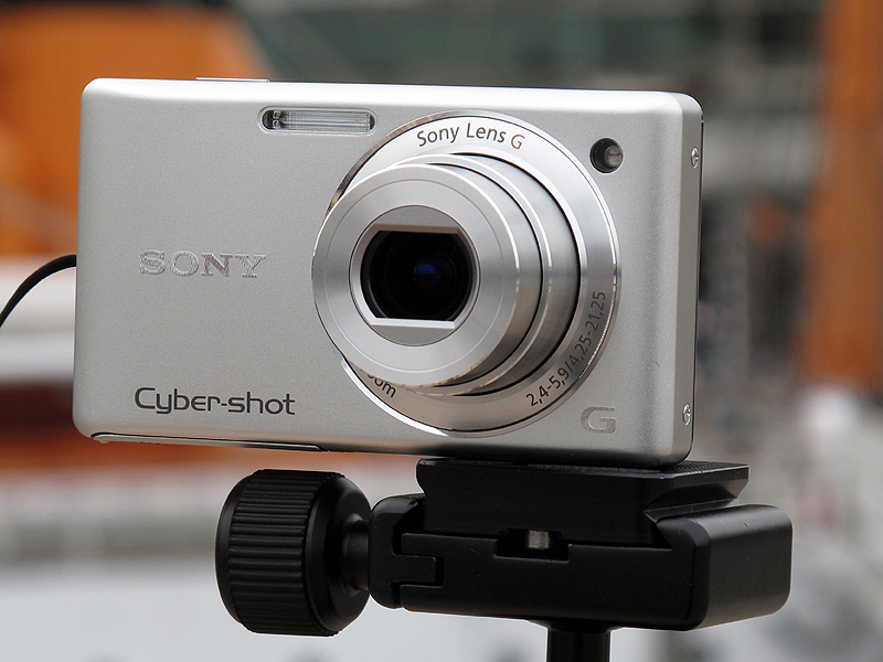 <b>サイバーショットDSC-W380。ボディカラーは写真のシルバーのほか、レッド、ブラック、ゴールドがある</b>