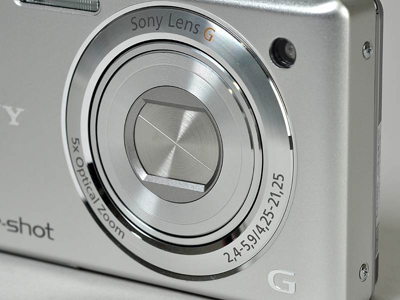 <b>レンズは広角24mm相当からの5倍ズーム。“Gレンズ”の名を冠する</b>