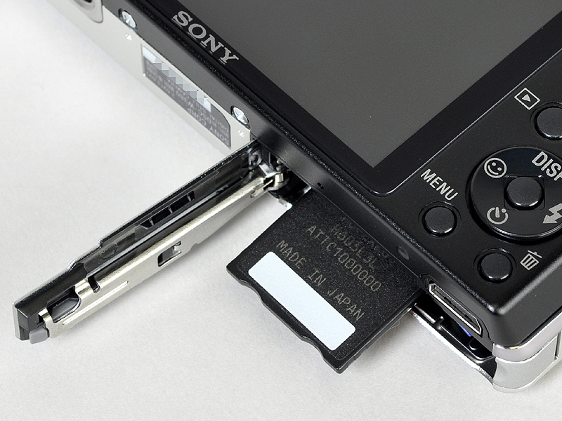 <b>メモリースティックデュオ（左）のほか、SDHC/SDメモリーカード（右）も使用可能になった</b>