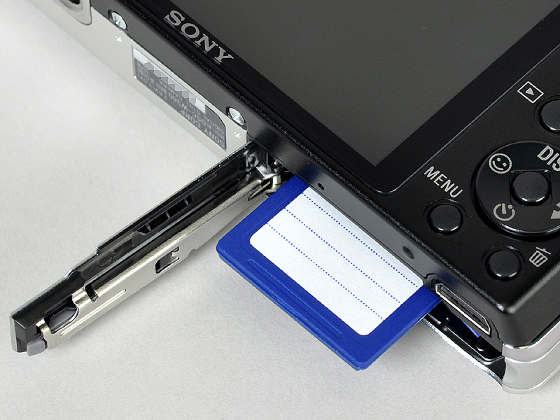 <b>メモリースティックデュオ（左）のほか、SDHC/SDメモリーカード（右）も使用可能になった</b>