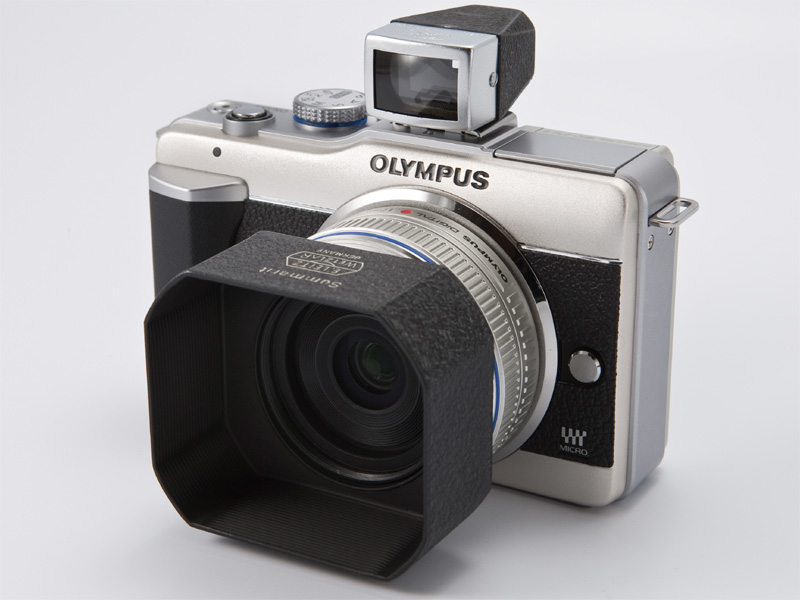 <b>シボ付きの革貼りキットを貼り、ダークグレーとシャンパンゴールドのツートンに仕上げる</b>