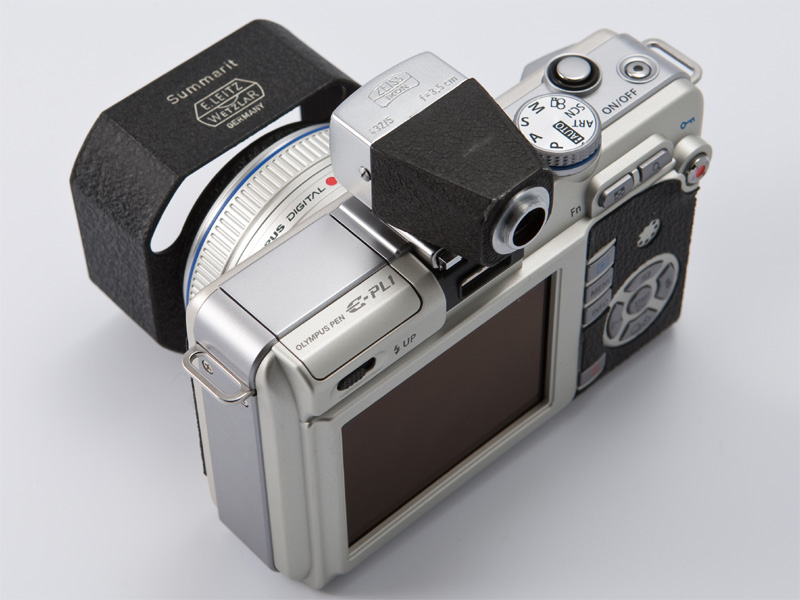 <b>ファインダーの前部はシルバーだ。これはE-PL1の天面のシルバーと対になる</b>