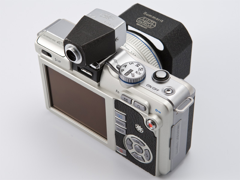 <b>この革貼りキットは、背面操作部のパーツも用意されている</b>