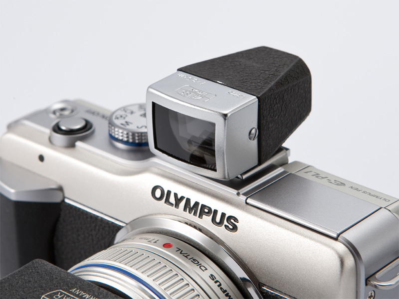 <b>前部がシルバー、後部が縮緬塗装になっている。中古カメラ店で2〜3万円程度で購入可能</b>