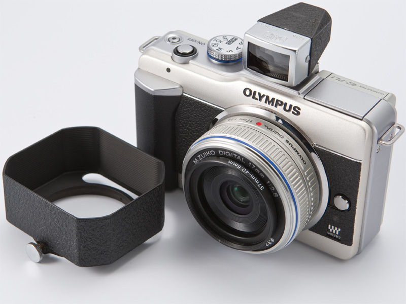 <b>XOONSは37〜40.5mmステップアップリングの上からかぶせている。レンジファインダー機用のフードなので、ファインダーのケラレ防止スリットが設けてある</b>