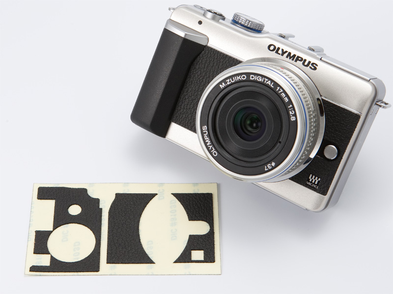 <b>台紙から剥がしてボディに貼り付ける。背面パーツ付きのブラックは1,500円。前面のみのカラバリキットは1,400円</b>