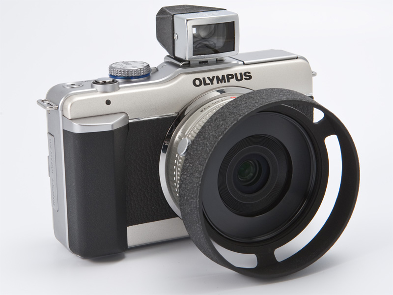 <b>マルミ製の37-52mmステップアップリングの上からかぶせている。サイドのネジで固定する</b>