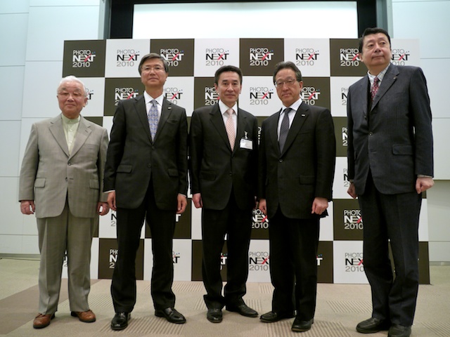 <b>左から日本映像写真器材協会の岡芳男会長、写真感光材料工業会の境裕之会長代行、プロメディア代表取締役の北島茂氏、日本カラーラボ協会の杉原和朗会長、日本写真映像用品工業会の中谷幸一郎会長</b>