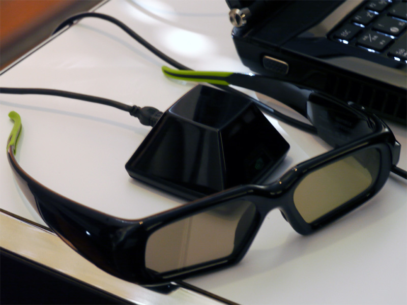 <b>G51Jx 3Dに付属する3D Visionのメガネとエミッター</b>