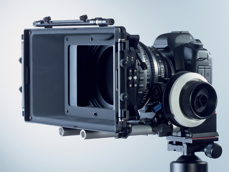 <b>デジタル一眼レフカメラへの装着例</b>