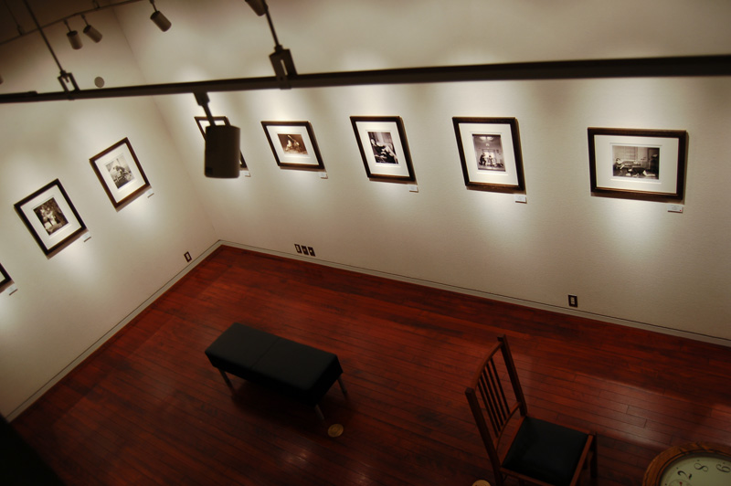 <b>「古い写真をコレクションしていて、それはもう経年変化で色調がばらばらなんです」と原さん。それで今回の作品もセピア、モノクロと色調を変えて制作した</b>