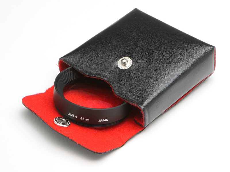 <b>クローズアップレンズ「AML-1」に付属するケースは、価格に見合わないほど立派なつくりだ</b>