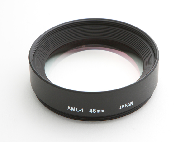 <b>光学系は1群2枚。安価なクローズアップレンズとは異なり、見た目以上にズシリと手にくる重さだ</b>