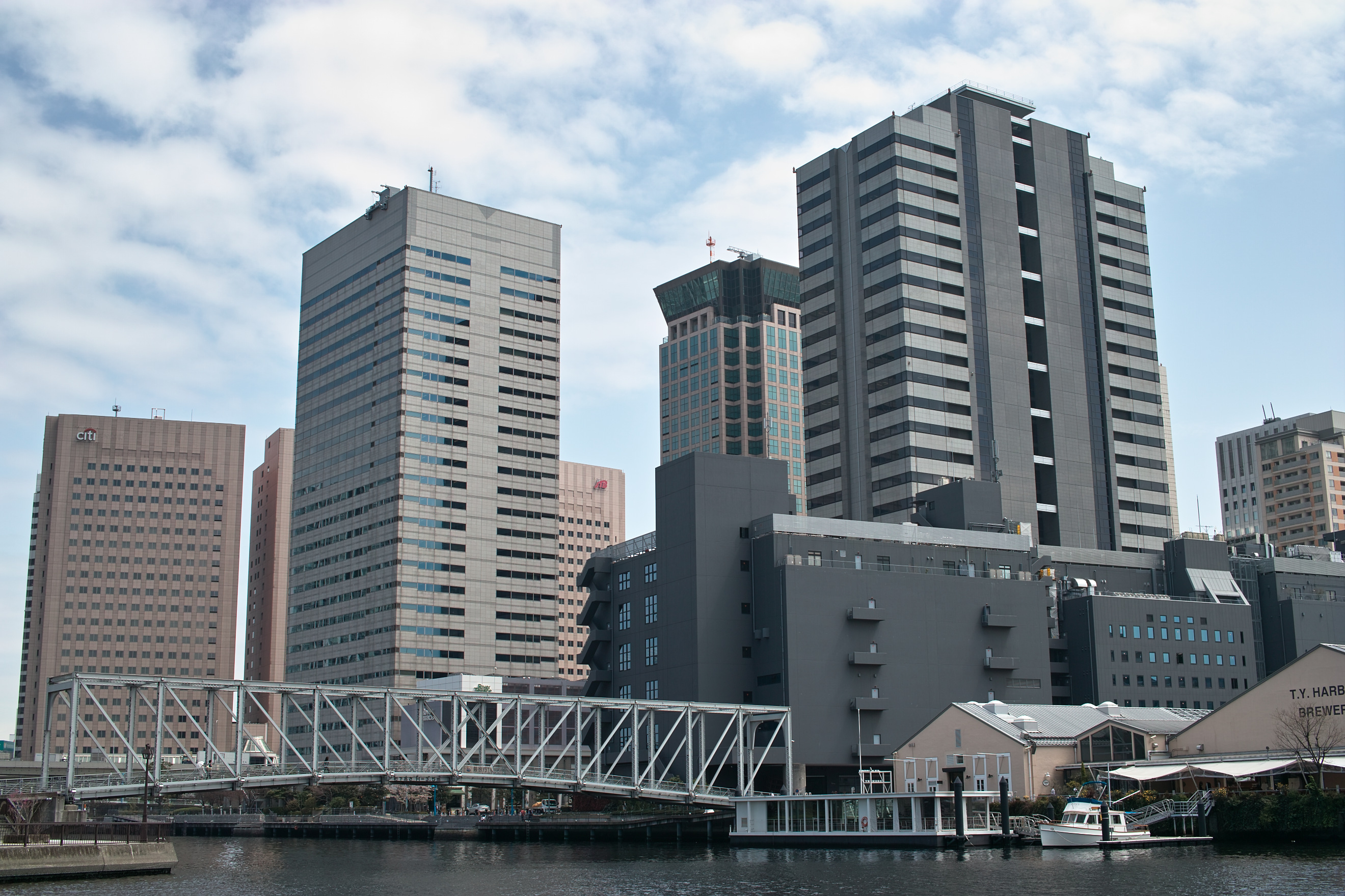 <b>DP2 / 約1.4MB / 2,640×1,760 / 1/160秒 / F5.6 / 0EV / ISO50 / 24.2mm</b>