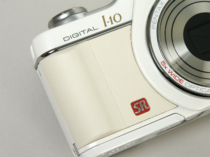 <b>グリップ部はオフホワイト。シボ加工が特徴的</b>