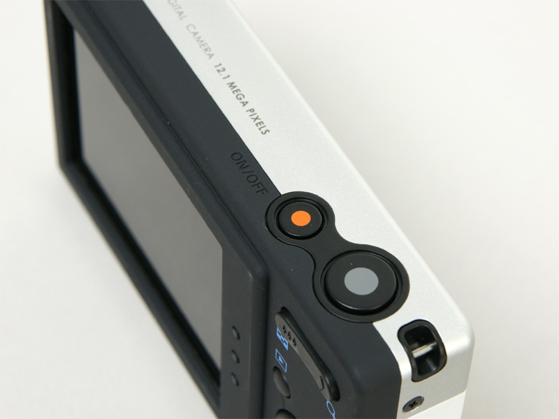 <b>レンズ銘と電源ボタンのオレンジもアクセントになっている</b>