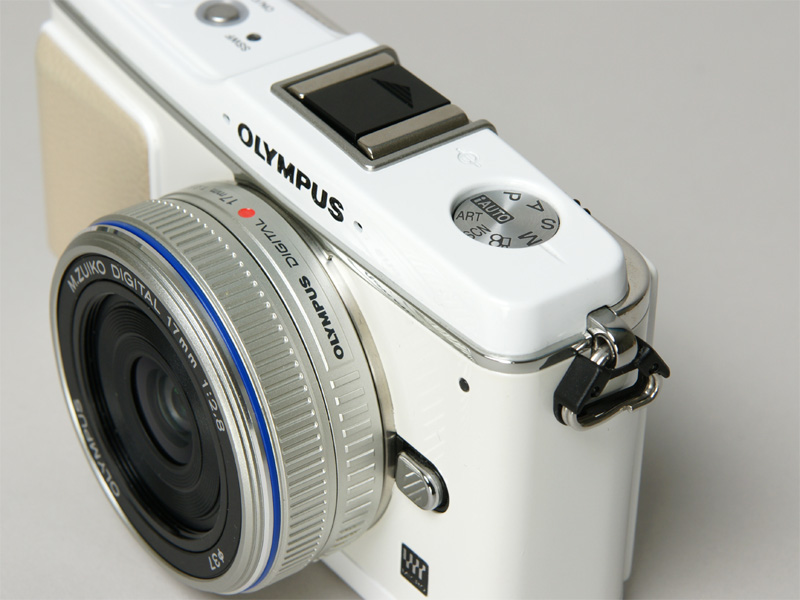 <b>ホワイトとシルバーの組み合わせがレトロで気品ある雰囲気</b>