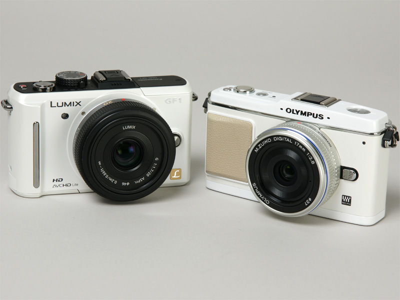 <b>同じホワイトのマイクロフォーサーズ機でありながら、趣きの異なる2台（右はE-P1）</b>
