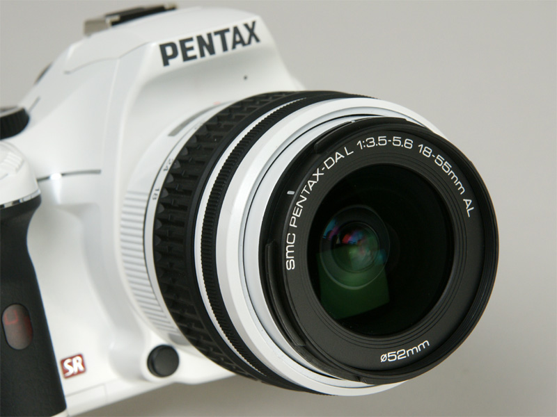 <b>ホワイトを含むレギュラーカラーのみ、ボディと同配色のレンズが付属する</b>