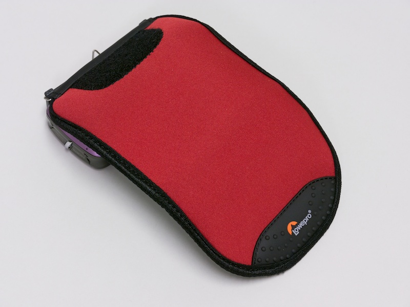 <b>この状態からくるっと巻く。巻いたらベルクロで留める。写真のカメラはIXY DIGITAL 930 IS</b>