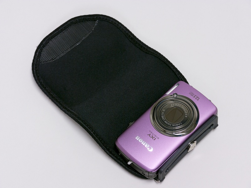 <b>この状態からくるっと巻く。巻いたらベルクロで留める。写真のカメラはIXY DIGITAL 930 IS</b>