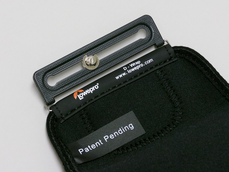 <b>カメラ取り付け部のネジをカメラの三脚穴に取付ける。ネジの位置は左右に動かすことが可能</b>