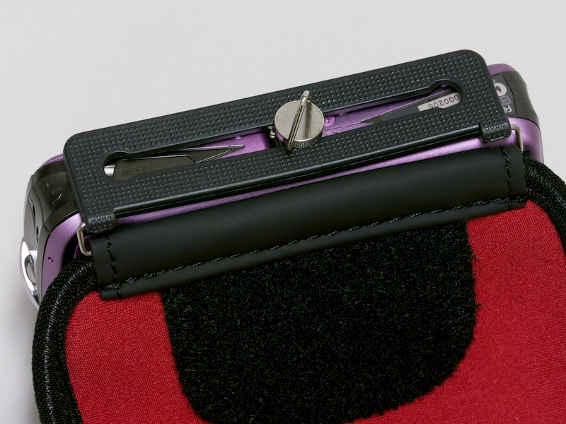 <b>カメラ取り付け部のネジをカメラの三脚穴に取付ける。ネジの位置は左右に動かすことが可能</b>