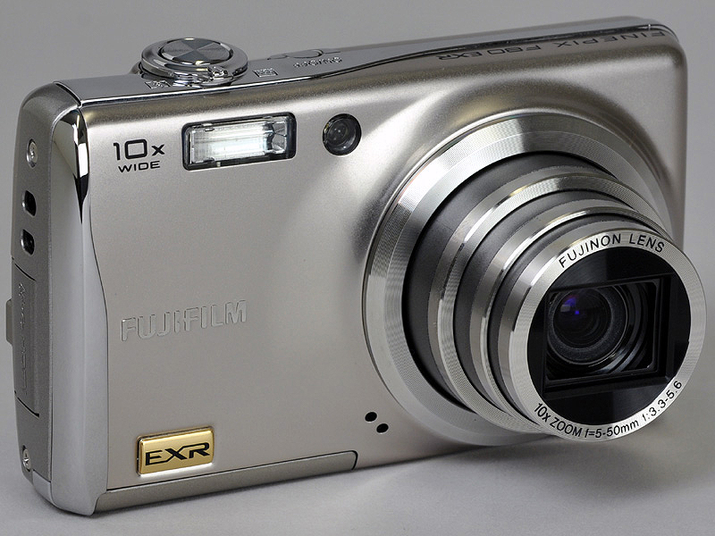 <b>FinePix F80EXR。ボディカラーは写真のシルバーのほか、ピンク、レッド、ブラックがある</b>